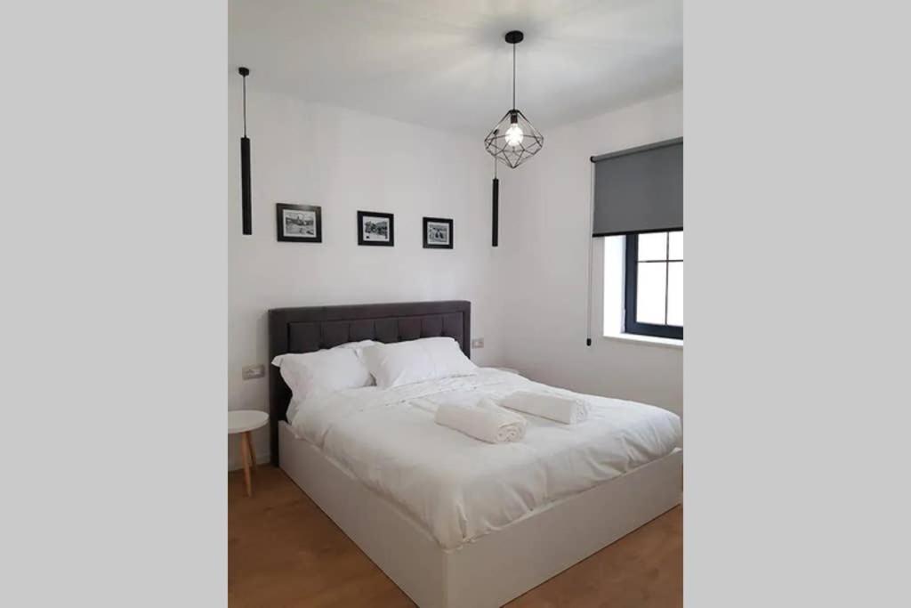 Lina -Tia Lovely New Bazaar Apartment Tirana Bagian luar foto