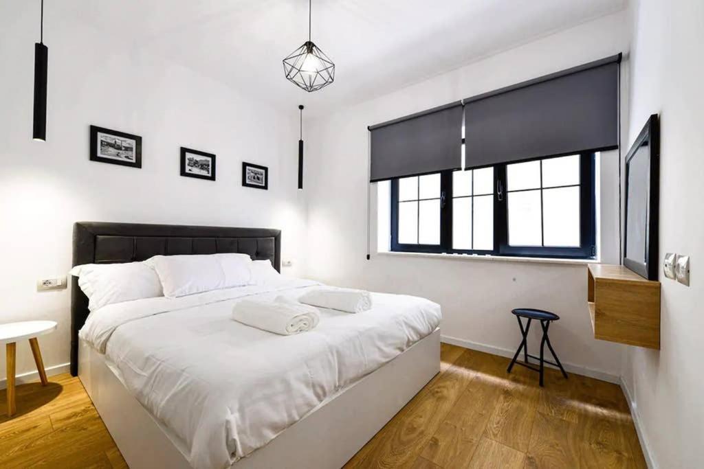 Lina -Tia Lovely New Bazaar Apartment Tirana Bagian luar foto