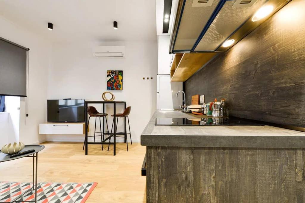 Lina -Tia Lovely New Bazaar Apartment Tirana Bagian luar foto