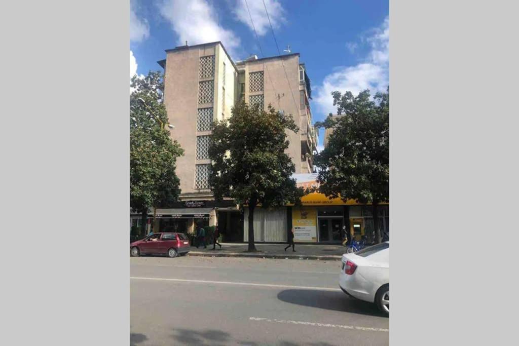 Lina -Tia Lovely New Bazaar Apartment Tirana Bagian luar foto