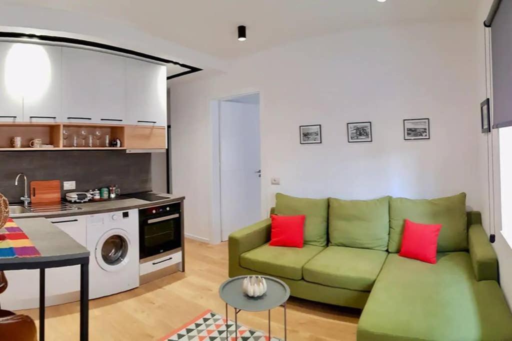 Lina -Tia Lovely New Bazaar Apartment Tirana Bagian luar foto